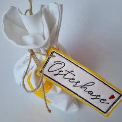 Geschenkesäckchen mit passendem Label für Ostern - OSTERHASE - in gelb mit weißen Pünktchen von he-ART by helen hesse