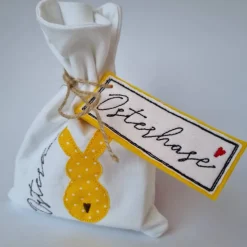 Geschenkesäckchen mit passendem Label für Ostern - OSTERHASE - in gelb mit weißen Pünktchen von he-ART by helen hesse