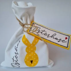 Geschenkesäckchen mit passendem Label für Ostern - OSTERHASE - in gelb mit weißen Pünktchen von he-ART by helen hesse