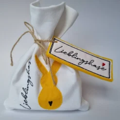 Geschenkesäckchen mit passendem Label für Ostern - LIEBLINGSHASE - in gelb von he-ART by helen hesse