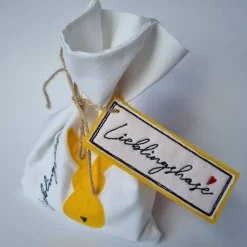 Geschenkesäckchen mit passendem Label für Ostern - LIEBLINGSHASE - in gelb von he-ART by helen hesse