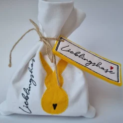 Geschenkesäckchen mit passendem Label für Ostern - LIEBLINGSHASE - in gelb von he-ART by helen hesse