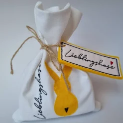 Geschenkesäckchen mit passendem Label für Ostern - LIEBLINGSHASE - in gelb von he-ART by helen hesse