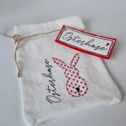 Geschenkesäckchen mit passendem Label für Ostern - OSTERHASE - in weiß mit roten Pünktchen von he-ART by helen hesse