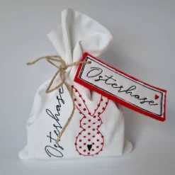 Geschenkesäckchen mit passendem Label für Ostern - OSTERHASE - in weiß mit roten Pünktchen von he-ART by helen hesse