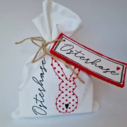 Geschenkesäckchen mit passendem Label für Ostern - OSTERHASE - in weiß mit roten Pünktchen von he-ART by helen hesse