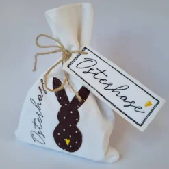 Geschenkesäckchen mit passendem Label für Ostern - OSTERHASE - in braun mit weißen Pünktchen von he-ART by helen hesse