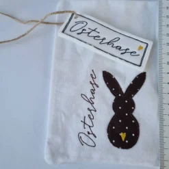 Geschenkesäckchen mit passendem Label für Ostern - OSTERHASE - in braun mit weißen Pünktchen von he-ART by helen hesse
