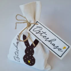 Geschenkesäckchen mit passendem Label für Ostern - OSTERHASE - in braun mit weißen Pünktchen von he-ART by helen hesse