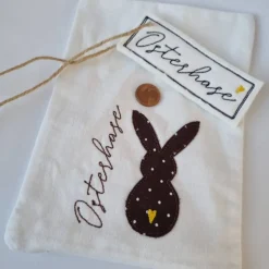 Geschenkesäckchen mit passendem Label für Ostern - OSTERHASE - in braun mit weißen Pünktchen von he-ART by helen hesse