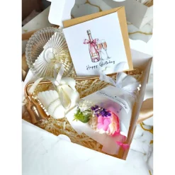 Geschenkkorb mit Kerzen – Schwanenkerze, Blumenbouquet & Kerzenzubehör