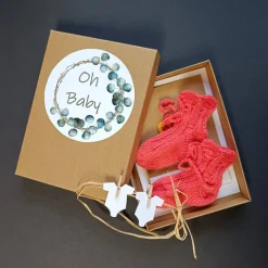 Geschenkschachtel - Oh Baby - mit gestrickten Baby-Söckchen und Glückwunschkarte Krönchen mit Wunschtext