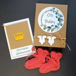Geschenkschachtel - Oh Baby - mit gestrickten Baby-Söckchen und Glückwunschkarte Krönchen mit Wunschtext