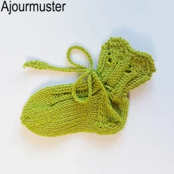 Geschenkschachtel - Willkommen im Leben - mit gestrickten Baby-Söckchen und Glückwunschkarte Krönchen mit Wunschtext
