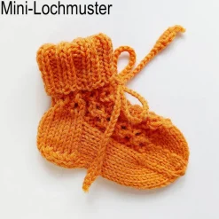 Geschenkschachtel - Willkommen im Leben - mit gestrickten Baby-Söckchen und Glückwunschkarte Krönchen mit Wunschtext