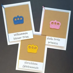Geschenkschachtel - Willkommen im Leben - mit gestrickten Baby-Söckchen und Glückwunschkarte Krönchen mit Wunschtext