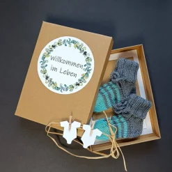 Geschenkschachtel - Willkommen im Leben - mit gestrickten Baby-Söckchen und Glückwunschkarte Krönchen mit Wunschtext