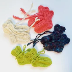 Geschenkschachtel - Willkommen im Leben - mit gestrickten Baby-Söckchen und Glückwunschkarte Krönchen mit Wunschtext