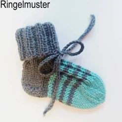 Geschenkschachtel - Willkommen im Leben - mit gestrickten Baby-Söckchen und Glückwunschkarte Krönchen mit Wunschtext