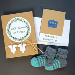Geschenkschachtel - Willkommen im Leben - mit gestrickten Baby-Söckchen und Glückwunschkarte Krönchen mit Wunschtext