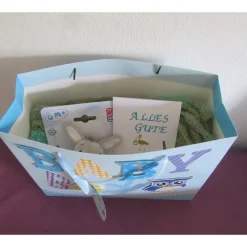 Geschenkset - Babydecke mit Spielzeug und Karte