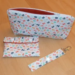 Geschenk-Set: Federmäppchen, Etui und Schlüsselband mit bunten Zahlen aus Biobaumwolle, Handarbeit