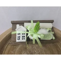Geschenkset mit Keramik-Haus, Kerze, Kerzenständer und Trockenblumen dekoriert