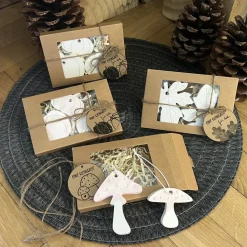 Geschenkset mit Raysin-Anhänger in Naturmotiven. Kleine Geschenke mit großer Wirkung. Blätter Pilze Kürbisse handgemacht