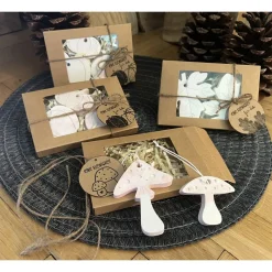 Geschenkset mit Raysin-Anhänger in Naturmotiven. Kleine Geschenke mit großer Wirkung. Blätter Pilze Kürbisse handgemacht