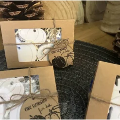 Geschenkset mit Raysin-Anhänger in Naturmotiven. Kleine Geschenke mit großer Wirkung. Blätter Pilze Kürbisse handgemacht