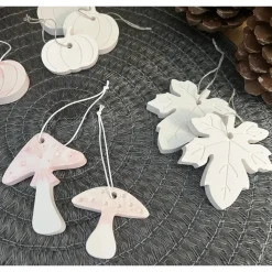 Geschenkset mit Raysin-Anhänger in Naturmotiven. Kleine Geschenke mit großer Wirkung. Blätter Pilze Kürbisse handgemacht