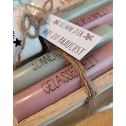 Geschenkset Stabkerzen (kurz) mit Kerzenhalter auf Holzklötzchen