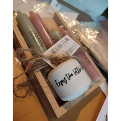 Geschenkset Stabkerzen (kurz) mit Kerzenhalter auf Holzklötzchen