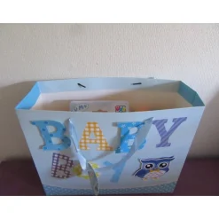 Geschenkset zur Geburt - Babydecke, Babyspielzeug und Karte