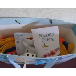 Geschenkset zur Geburt - Babydecke, Babyspielzeug und Karte