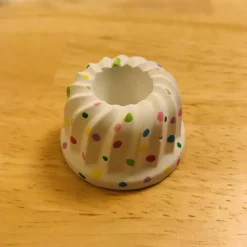 Geschenktütchen „Happy Birthday“ „Herzlichen Glückwunsch“, Betongugl weiß-bunt mit Kerze, Pustekuchen&Karte, 3 cm