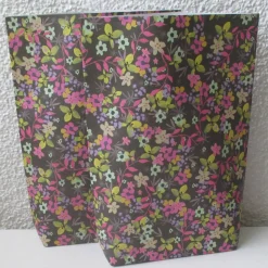 Geschenktüte Bunte Blümchen auf Schwarz, 2 Stück Bodenbeutel-Papiertüten aus Geschenkpapier von Caroline Gardner