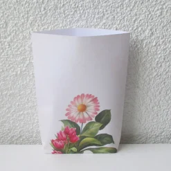 Geschenktüte Frühlingsblumen, 2 Stück Bodenbeutel-Papiertüten mit Tulpen und Gänseblümchen