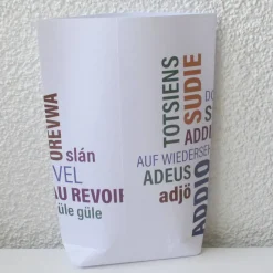Geschenktüte Goodbye, Bodenbeutel-Papiertüte aus Geschenkpapier mit Typo in verschiedenen Sprachen