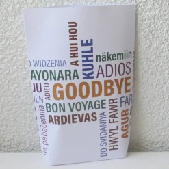 Geschenktüte Goodbye, Bodenbeutel-Papiertüte aus Geschenkpapier mit Typo in verschiedenen Sprachen