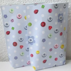 Geschenktüte Knöpfe auf Hellblau, 2 Stück Bodenbeutel-Papiertüten aus Geschenkpapier von Little Paper