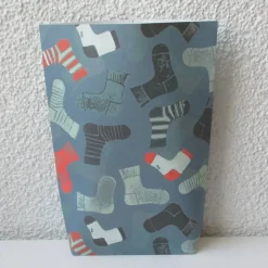 Geschenktüte mit Socken auf Blau, 2 Stück Bodenbeutel-Papiertüten