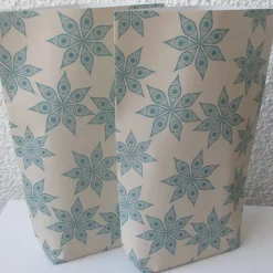 Geschenktüte Ornamentsterne, 5 Papiertüten Weihnachten, Bodenbeutel mit hellblauen Sternen
