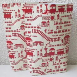 Geschenktüte Railway, Eisenbahn mit Schienen und Bahnhof, 2 Stück Bodenbeutel-Papiertüten aus Geschenkpapier