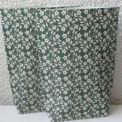 Geschenktüten Blümchen auf Dunkelgrün, 2 Stück geblümte Bodenbeutel-Papiertüten, Bodenbreite variabel