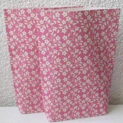 Geschenktüten Blümchen auf Pink, 2 Stück geblümte Bodenbeutel-Papiertüten, Bodenbreite variabel