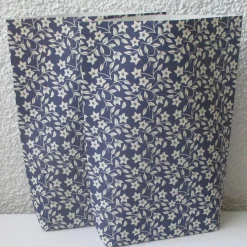 Geschenktüten Blümchen auf Dunkelblau, 2 Stück geblümte Bodenbeutel-Papiertüten, Bodenbreite variabel