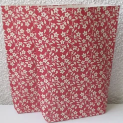 Geschenktüten Blümchen auf Rot, 2 Stück geblümte Bodenbeutel-Papiertüten, Bodenbreite variabel