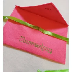 Geschenkumschlag mit Stickerei "Überraschung"  Umschlag