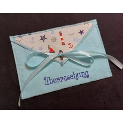 Geschenkumschlag mit Stickerei "Überraschung"  Umschlag